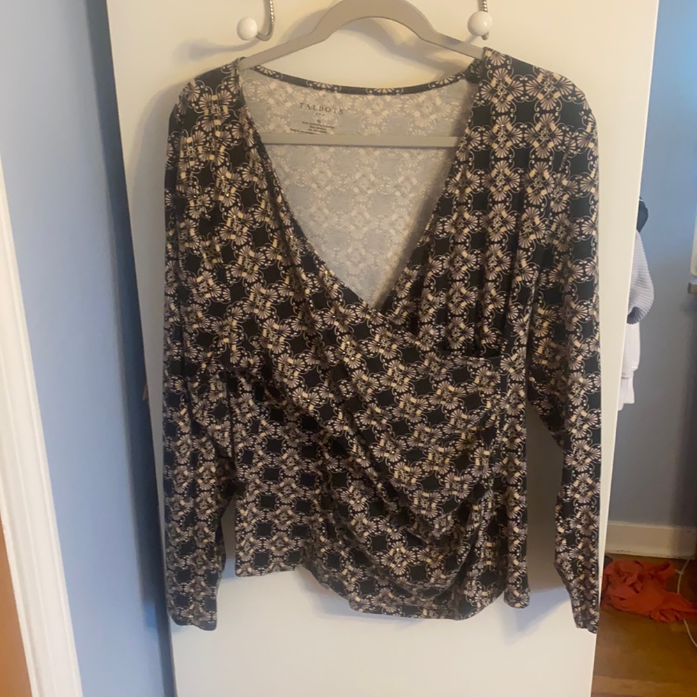 Stretchy v-neck floral patterned shirt